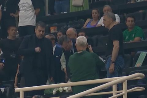 Παναθηναϊκός AKTOR - Ολυμπιακός: Νίκος Λεπενιώτης και Χρήστος Μπαφές άφησαν λευκά τριαντάφυλλα στη θέση του Παύλου Γιαννακόπουλου 