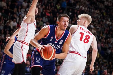 Προκριματικά EuroBasket 2025: Η Σερβία διέλυσε τη Δανία με διψήφιο Πετρούσεβ και προκρίθηκε στα τελικά