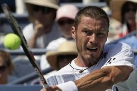 Marat Safin of Russia returns to Jurgen Melzer of Austria during the first round of the U.S. Open tennis tournament in New York, Wednesday, Sept. 2, 2009. Meltzer won 1-6, 6-4, 6-3, 6-4. (AP Photo/Kathy Willens)