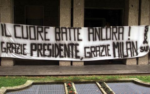 Lo striscione di ringraziamento rivolto al presidente del MIlan, Silavio Berlusconi, per l'acquisto del fantasista portoghese Rui Costa, esposto il 4 luglio 2001 dai tifosi della curva sud all'entrata della sede del Milan di via Turati. DAL ZENNARO/ANSA /DEF