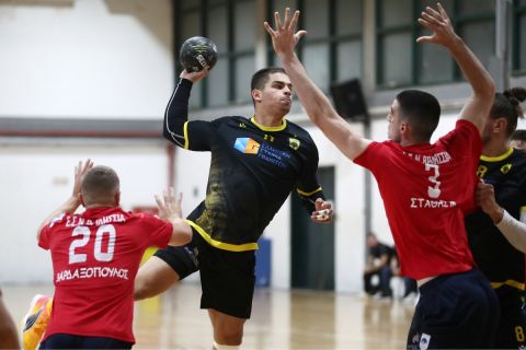 Handball Premier: Πέμπτη σερί νίκη η ΑΕΚ, ο ΠΑΟΚ έκανε την ανατροπή κόντρα στη Δράμα και την υποχρέωσε στην πρώτη της απώλεια