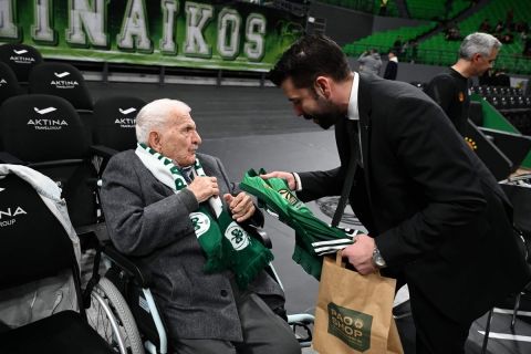 Συγκίνησε ο 97χρονος φίλος του Παναθηναϊκού που βγήκε από τη νοσηλευτική μονάδα για να βρεθεί στο ΟΑΚΑ: "Πήρα την πιο μεγάλη μου χαρά" 