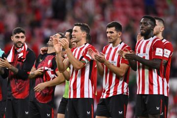 Athletic Bilbao's players greet fans after the Europa League opening phase soccer match between Athletic Club and Slavia at the San Mames stadium in Bilbao, Spain, Thursday, Oct. 24, 2024. (AP Photo/Miguel Oses)