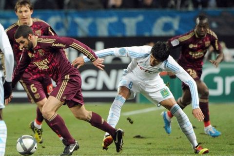 Lyon's Argentinian forward Lisandro Lopez (L) vies with Olympique Marseille's Argentinian midfielder Lucho Gonzalez (R) during their French L1 football match Olympique of Marseille versus Lyon on December 19, 2010 at the Velodrome stadium in Marseille, southern France.       AFP PHOTO/GERARD JULIEN (Photo credit should read GERARD JULIEN/AFP/Getty Images)