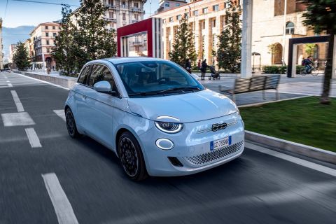 Το FIAT 500e μας δείχνει πώς στο μέλλον τα ηλεκτρικά θα φορτίζουν στο… δρόμο