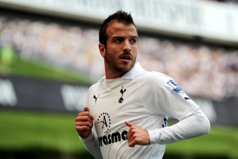 LONDON, ENGLAND - AUGUST 28:  Rafael van der Vaart of Tottenham in action during the Barclays Premier League match between Tottenham Hotspur and Manchester City at White Hart Lane on August 28, 2011 in London, England.  (Photo by Michael Regan/Getty Images)