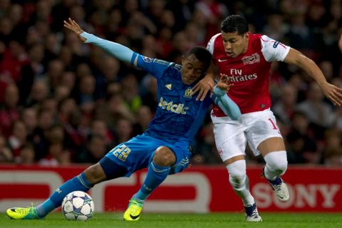 Olympique de Marseille's Jordan Ayew (L) vies for the ball against Arsenal's Brazilian player Andre Santos (R) during the UEFA Champions League Group F match at The Emirates stadium in London on November 1, 2011. AFP PHOTO / Adrian Dennis (Photo credit should read ADRIAN DENNIS/AFP/Getty Images)