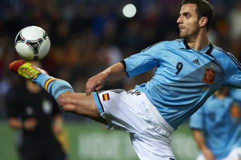 MALAGA, SPAIN - FEBRUARY 29:  Roberto Soldado of Spain in action during the international friendly match between Spain and Venezuela at La Rosaleda Stadium on February 29, 2012 in Malaga, Spain.  (Photo by Manuel Queimadelos Alonso/Getty Images)