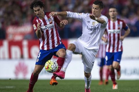 MADRID, SPAIN - OCTOBER 04: Cristiano Ronaldo (R) of Real Madrid CF competes for the ball with Tiago Mendes (L) of Atletico de Madrid during the La Liga match between Club Atletico de Madrid and Real Madrid CF at Vicente Calderon Stadium on October 4, 2015 in Madrid, Spain.  (Photo by Gonzalo Arroyo Moreno/Getty Images)