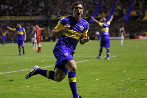 Pablo Mouche of Argentina's Boca Juniors celebrates after scoring a goal against Brazil's Fluminense in their Copa Libertadores soccer match in Buenos Aires May 17, 2012.  REUTERS/Marcos Brindicci (ARGENTINA - Tags: SPORT SOCCER)