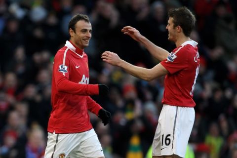 MANCHESTER, ENGLAND - NOVEMBER 27:  Dimitar Berbatov (L) of Manchester United is congratulated by team mate Michael Carrick after scoring the opening goal during the Barclays Premier League match between Manchester United and Blackburn Rovers at Old Trafford on November 27, 2010 in Manchester, England.  (Photo by Alex Livesey/Getty Images)