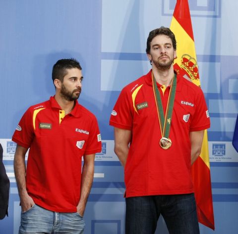 RECEPCION DEL PRESIDENTE DE GOBIERNO JOSE LUIS RODRIGUEZ ZAPATERO A LA SELECCION ESPAÑOLA  CAMPEONA DE EUROPA DE BALONCESTO . GASOL EL UNICO CON MEDALLA.