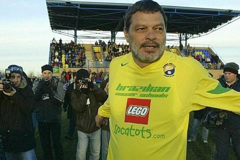 Brazillian football legend Socrates warms up at Garforth Town FC before the Northern Counties East League soccer match against Tadcaster where he was due to play for Garforth at Wheatley Park, Garforth, northern England, November 20 2004. Socrates, who retired from the game 14 years ago, captained his country during the 1982 and 1986 World Cups.    REUTERS/Simon Bellis