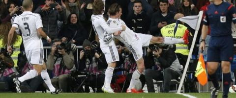 GRA323. MADRID, 15/03/2015.- El jugador del Real Madrid Gareth Bale (d) celebra tras marcar ante el Levante, durante el partido de Liga en Primera División disputado esta noche en el estadio Santiago Bernabéu, en Madrid. EFE/Juan Carlos Hidalgo