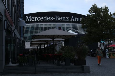 Η εξωτερική όψη της Mercedes-Benz Arena που θα αγωνιστεί η Ελλάδα με την Τσεχία