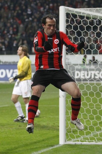 Eintracht Frankfurt's Greek forwarder Theofanis Gekas celebrates after scoring a penalty goal against FSV Mainz 05's goalkeeper Christian Wetklo (L) during their German first division Bundesliga soccer match in Frankfurt, December 4, 2010.   REUTERS/Kai Pfaffenbach (GERMANY) Frankfurt won the match 2-1 (SPORT SOCCER IMAGES OF THE DAY) ONLINE CLIENTS MAY USE UP TO SIX IMAGES DURING EACH MATCH WITHOUT THE AUTHORITY OF THE DFL. NO MOBILE USE DURING THE MATCH AND FOR A FURTHER TWO HOURS AFTERWARDS IS PERMITTED WITHOUT THE AUTHORITY OF THE DFL. FOR MORE INFORMATION CONTACT DFL DIRECTLY