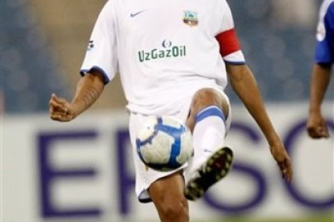 Bunyodkor's Brazilian World Cup star Rivaldo controls the ball during the AFC Champions League, Round of 16, soccer match against Al Hilal at King Fahd Stadium in Riyadh, Saudi Arabia, Wednesday, May 12, 2010. (AP Photo/Hassan Ammar)