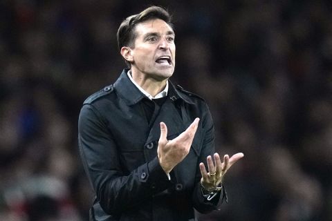 FILE - Sevilla's head coach Diego Alonso gives directions to his players during the Champions League Group B soccer match between Arsenal and Sevilla at Emirates stadium in London Wednesday, Nov. 8, 2023. Sevilla has fired Alonso after his team remained winless in the Spanish league on his watch following a 3-0 home defeat to Getafe. (AP Photo/Kirsty Wigglesworth, File)