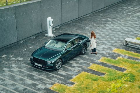 Η Flying Spur έγινε και plug-in υβριδική