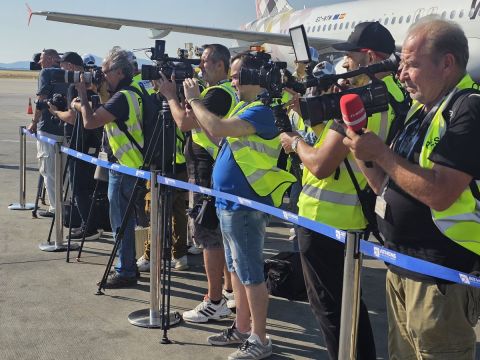 Το ταξίδι για το Παρίσι, τα χαμόγελα και η βόλτα στο πιλοτήριο