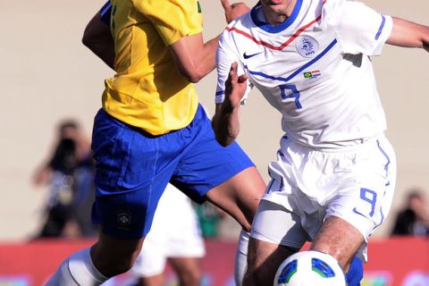 The Netherlands´ Robin van Persie (R) vies the ball with Brazil´s Lucio during the friendly football match at the Arena da Baixada stadium in Goiania, Brazil on June 4, 2011. AFP PHOTO/Evaristo SA (Photo credit should read EVARISTO SA/AFP/Getty Images)