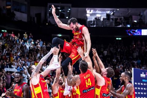 EuroBasket 2022: Οι παίκτες της Ισπανίας σήκωσαν στον χέρια τον Ρούντι Φερνάντεθ μετά από την πρόκριση στον τελικό