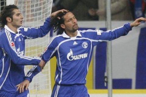 RESTRICTIONS / EMBARGO - ONLINE CLIENTS MAY USE UP TO SIX IMAGES DURING EACH MATCH WITHOUT THE AUTHORISATION OF THE DFL. NO MOBILE USE DURING THE MATCH AND FOR A FURTHER TWO HOURS AFTERWARDS IS PERMITTED WITHOUT THE AUTHORISATION OF THE DFL.
Schalke's Kevin Kuranyi (R) celebrates with Halil Altintop after scoring during the Schalke vs Duisburg Bundesliga football match in Gelsenkirchen on March 14, 2008.   AFP PHOTO  DDP/CLEMENS BILAN    GERMANY OUT (Photo credit should read CLEMENS BILAN/AFP/Getty Images)