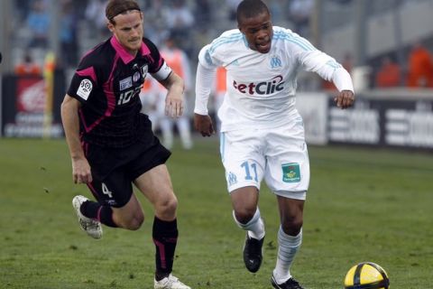 Olympique Marseille's Loic Remy (R) challenges Toulouse's Mauro Cetto during their French Ligue 1 soccer match at the Velodrome stadium in Marseille April 10, 2011. REUTERS/Jean-Paul Pelissier  (FRANCE - Tags: SPORT SOCCER)