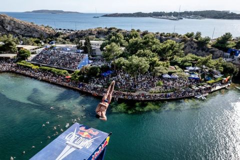 Red Bull Cliff Diving: Αθλητικό υπερθέαμα στην ειδυλλιακή Λίμνη Βουλιαγμένη
