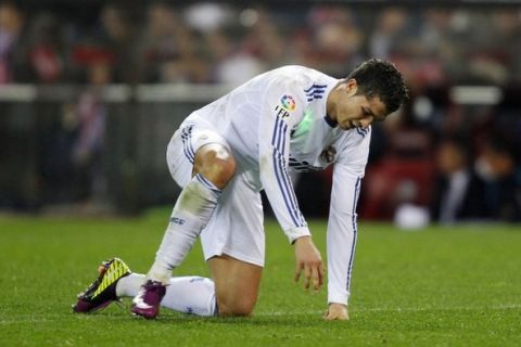 Real Madrid's Cristiano Ronaldo reacts right before getting substituted during the second half of their Spanish first division soccer match against Atletico Madrid at Vicente Calderon stadium in Madrid March 19, 2011. Cristiano Ronaldo will be out of action for two to three weeks with a hamstring strain, the Spanish club said after a scan on the player's left thigh on Sunday. Picture taken March 19, 2011. REUTERS/Susana Vera (SPAIN - Tags: SPORT SOCCER)