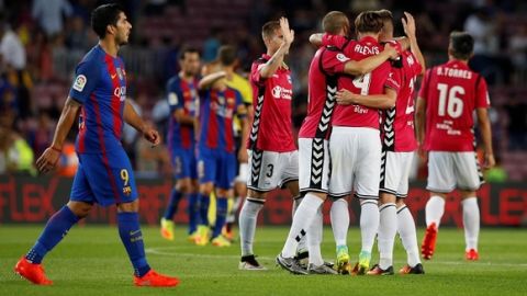 Football Soccer - Barcelona v Alaves - Spanish La Liga Santander - Camp Nou stadium, Barcelona, Spain - 10/09/16 Barcelona's Luis Suarez leaves the pitch as Alaves' players celebrate. REUTERS/Albert Gea