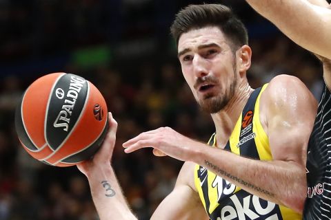 Ο Νάντο ντε Κολό σε φάση από αγώνα της EuroLeague 