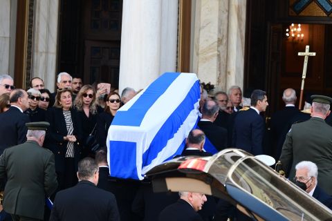 Το φέρετρο του Κώστα Σημίτη τυλιγμένο με την ελληνική σημαία