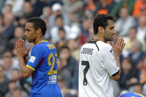 Levante's midfielder Valdo Lopes  (L) and Valencia's Brazilian midfielder Jonas (R) gesture during the Spanish league football match Valencia CF vs  Levante on April 01, 2012 at the Mestalla stadium in Valencia.AFP PHOTO/ JOSE JORDAN (Photo credit should read JOSE JORDAN/AFP/Getty Images)