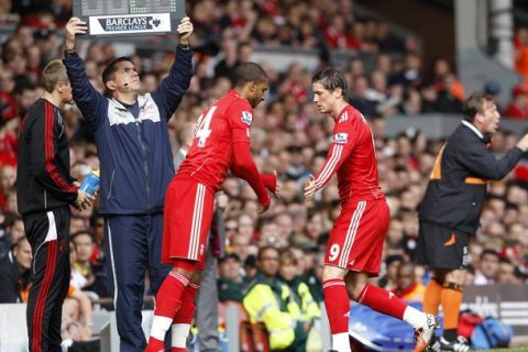 Liverpool's Fernando Torres (R) is substituted for David Ngog during their English Premier League soccer match against Blackpool at Anfield in Liverpool, northern England, October 3, 2010.   REUTERS/Darren Staples   (BRITAIN - Tags: SPORT SOCCER) NO ONLINE/INTERNET USAGE WITHOUT A LICENCE FROM THE FOOTBALL DATA CO LTD. FOR LICENCE ENQUIRIES PLEASE TELEPHONE ++44 (0) 207 864 9000