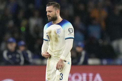 FILE - England's Luke Shaw leaves the pitch after being sent off for two yellow cards during the Euro 2024 group C qualifying soccer match between Italy and England at the Diego Armando Maradona stadium in Naples, Italy, Thursday, March 23, 2023. (AP Photo/Alessandra Tarantino, File)