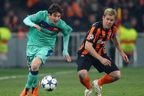 DONETSK, UKRAINE - APRIL 12: Lionel Messi (L) of Barcelona battles with Tomas Hubschman of Shakhtar Donetsk during the UEFA Champions League Quarter Final 2nd Leg match between Shakhtar Donetsk and Barcelona, at the Donbass Arena on April 12, 2011 in Donetsk, Ukraine.  (Photo by Laurence Griffiths/Getty Images)