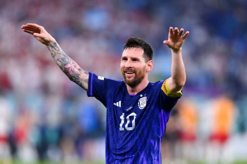 FUSSBALL WM 2022 VORRUNDE GRUPPE C Polen - Argentinien 30.11.2022 Lionel Messi Argentinien verabschiedet sich von den Fans. *** FOOTBALL WORLD CUP 2022 PRE-ROUND GROUP C Poland Argentina 30 11 2022 Lionel Messi Argentina says goodbye to fans 