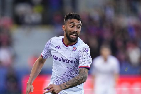 Fiorentina's Nicolas Gonzalez runs during the Europa Conference League quarter final first leg soccer match between Viktoria Plzen and Fiorentina at the Doosan Arena in Plzen, Czech Republic, Thursday, April 11, 2024. (AP Photo/Petr David Josek)