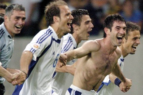 epa000220254 Greek players celebrate after winning the EURO 2004 quarter final match between France and Greece at the stadium Jose de Alvalade in Lisbon on Friday, 25 June 2004.  Greece won 1-0.  EPA/BERND WEISSBROD NO MOBILE PHONE APPLICATIONS