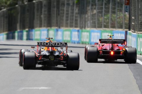 Ο Μαξ Φερστάπεν της Red Bull και ο Κάρλος Σάινθ της Ferrari σε στιγμιότυπο της FP1 για τη Formula 1 2021 στο grand prix του Μπακού | Παρασκευή 4 Ιουνίου 2021