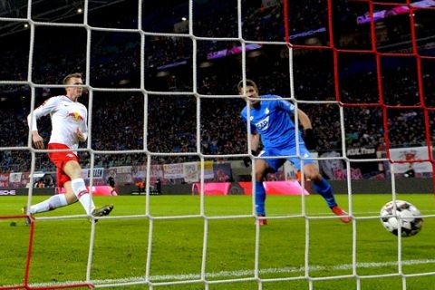 Hoffenheim's Andrej Kramaric scores the opening goal, right, during the German first division Bundesliga soccer match between RB Leipzig and TSG 1899 Hoffenheim in Leipzig, Germany, Monday, Feb. 25, 2019. (AP Photo/Jens Meyer)