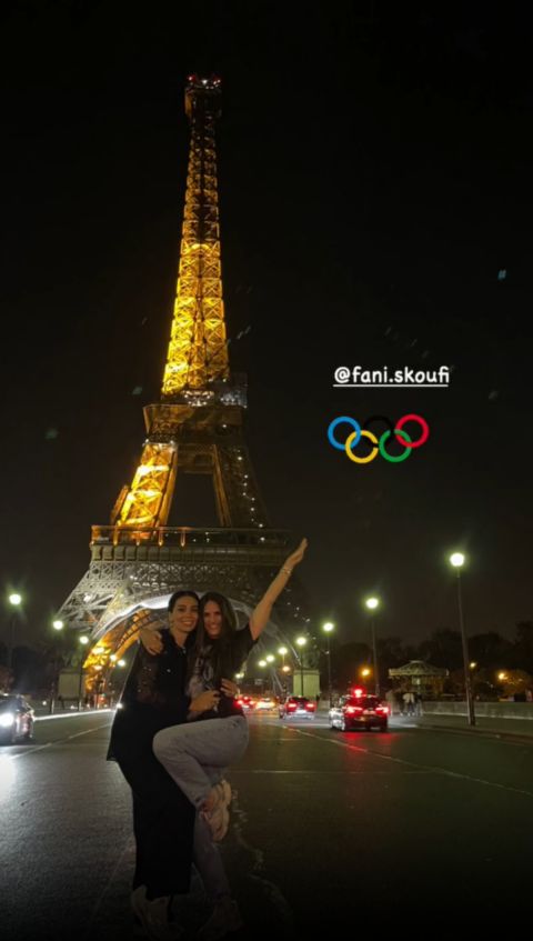 Η Ολυμπία Χοψονίδου πανηγύρισε την πρόκριση της Εθνικής στους Ολυμπιακούς αγώνες μπροστά από τον Πύργο του Άιφελ
