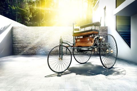 Benz Patent-Motorwagen aus dem Jahr 1886 (Replica), das erste Automobil der Welt. 

Benz Patent-Motorwagen of 1886 (replica), the first automobile of the world. 