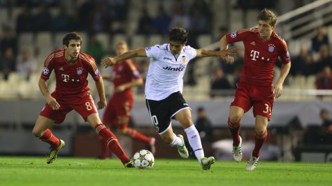 VALENCIA, SPAIN - NOVEMBER 20:  Ever Banega (C) of Valencia batteles for the ball with Javi Martinez (L) of Bayern Muenchen and his team mate Toni Kroos during the UEFA Champions League group F match between Valencia FC and FC Bayern Muenchen at Estadio Mestalla on November 20, 2012 in Valencia, Spain.  (Photo by Alexander Hassenstein/Bongarts/Getty Images)