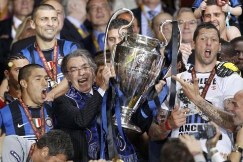 Inter Milan's club president Massimo Moratti lifts the trophy alongside players following the team's Champions League final soccer match victory against Bayern Munich at the Santiago Bernabeu stadium in Madrid, May 22, 2010.      REUTERS/Stefano Rellandini (SPAIN  - Tags: SPORT SOCCER)  