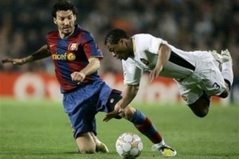 Barcelona's Gianluca Zambrotta, left, fouls Manchester United's Patrice Evra, right, during their Champions League semifinal, first leg, soccer match between  at the Camp Nou stadium in Barcelona, Spain, Wednesday, April 23, 2008. (AP Photo/Victor R. Caivano)