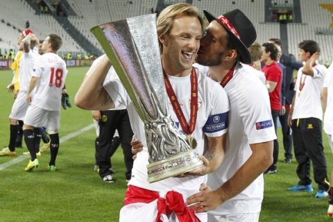 Final de la Europa League entre el Sevilla y el Benfica. En la imagen, Rakitic y Carriço celebran el título. 

Europa League final between Sevilla and Benfica. In this picture, Rakitic and Carriço celebrates the title.