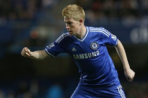 Chelsea's Kevin De Bruyne plays against Fulham during their English Premier League soccer match at Stamford Bridge, London, Saturday, Sept. 21, 2013. (AP Photo/Sang Tan)