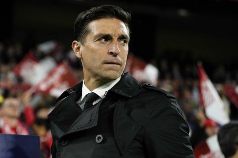 Sevilla's head coach Diego Alonso watches during the Champions League Group B soccer match between Sevilla and PSV at the Ramon Sanchez-Pizjuan stadium in Seville, Spain, Wednesday, Nov.29, 2023. (AP Photo/Jose Breton)